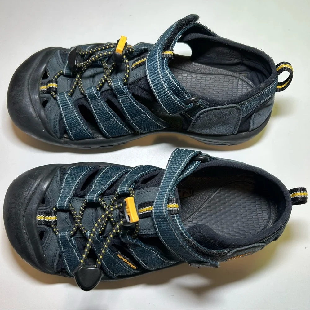 Keen Newport H2 Youth 4 Closed Toe Toggle Laced Navy Blue Yellow Black Water